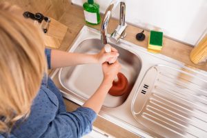Hogyan lehet gyorsan megtisztítani a dugulást a mosogatóban otthon: lépésről lépésre