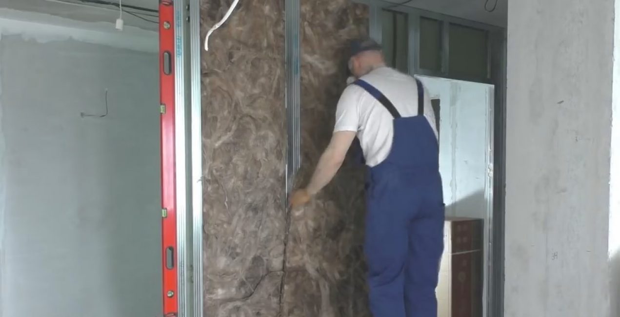 Lišty nařežeme a vložíme mezi profily