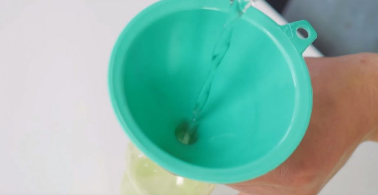 300 ml octa se nalije do malé lahvičky