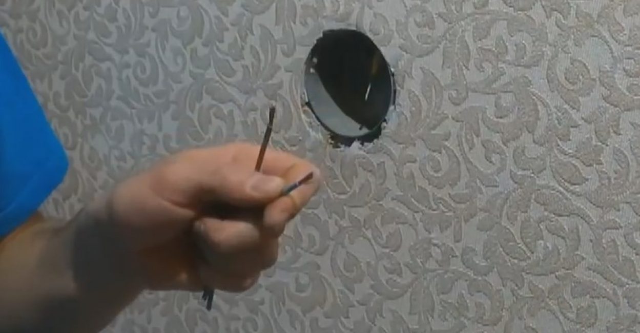 Quitar la trenza de los extremos del alambre.