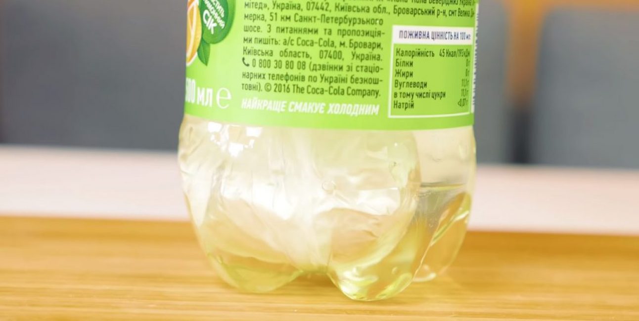 Soda klesá ke dnu, ale díky přítomnosti reakčního obalu to ještě není s octem
