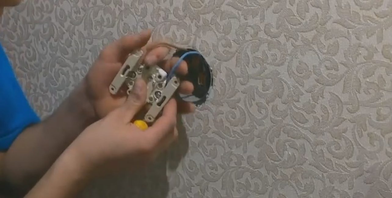 Conectamos el enchufe a una red desenergizada.