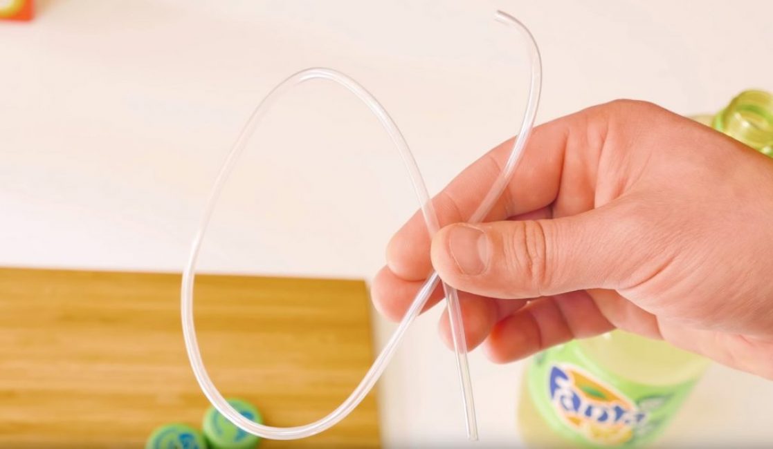 Hadička z kapátka, kterou se oxid uhličitý dostane do limonády