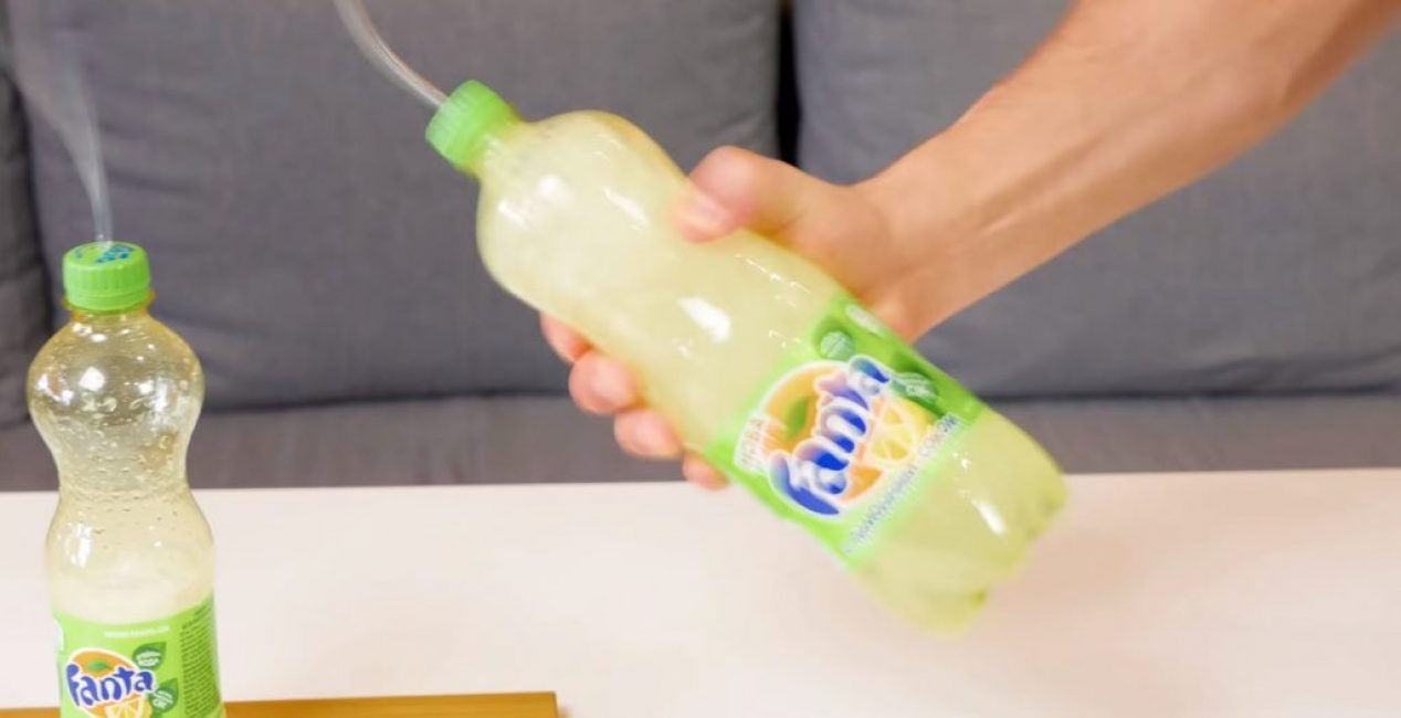 Před otevřením velké láhve s ní trochu zatřeste