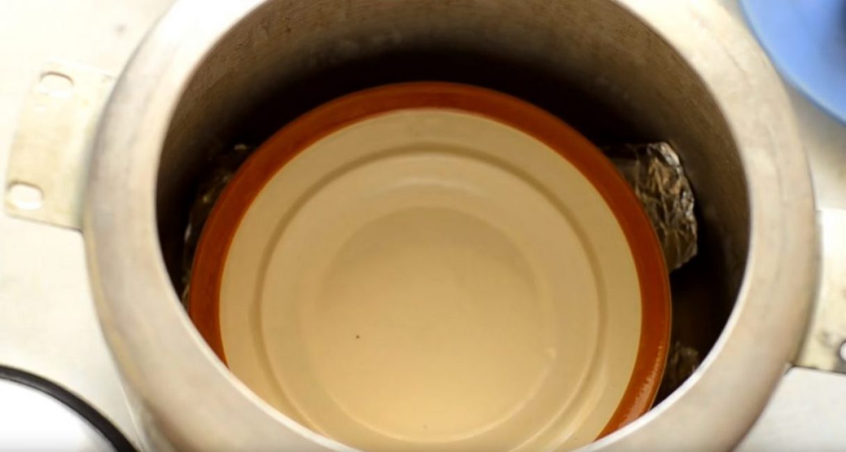 Se debe colocar un plato pequeño en el soporte.
