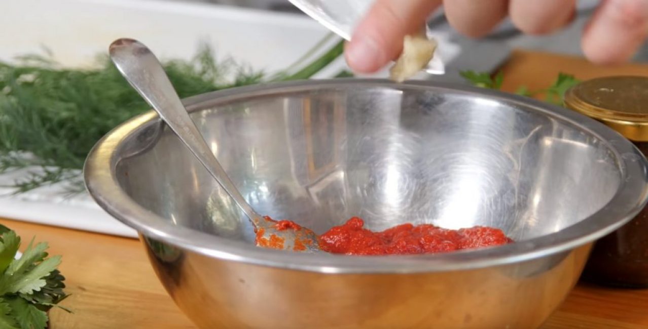 Vitlök tillsatt i tomatpuré