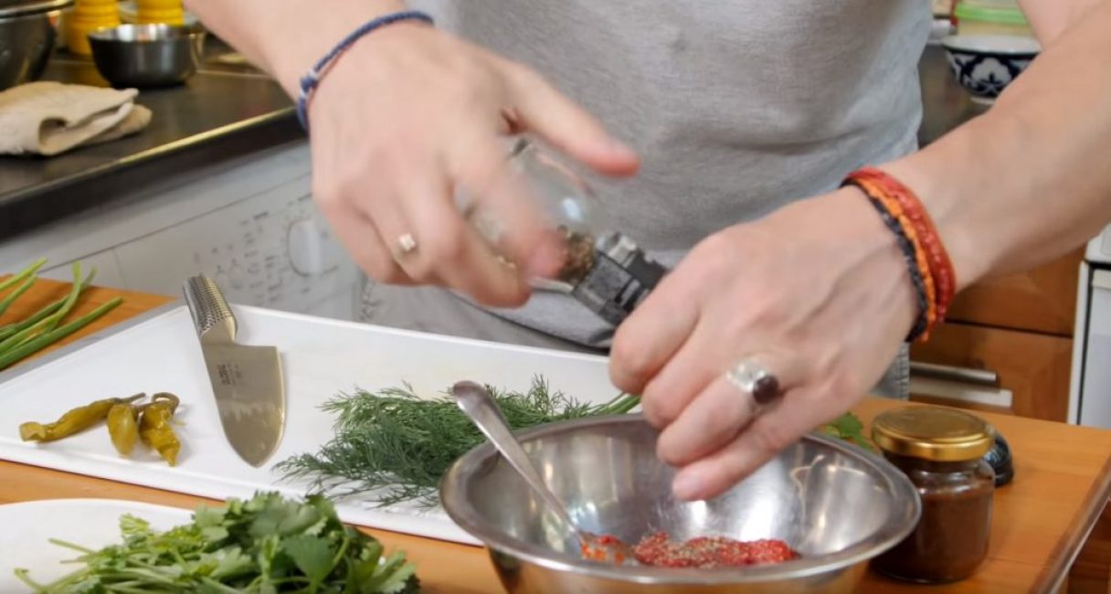 Tillsätt kryddor till såsen i form av en blandning av paprika