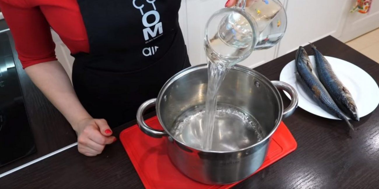 Vesi kaadetaan kattilaan