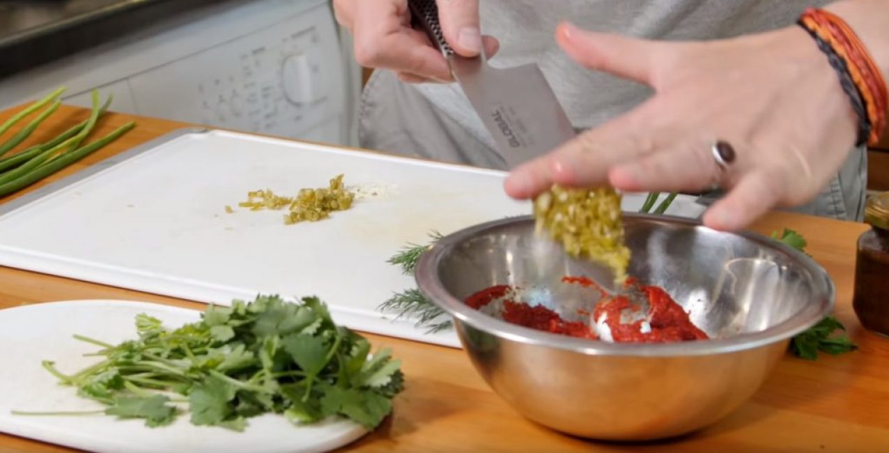 Peppar skickas till en skål med tomatpuré och adjika