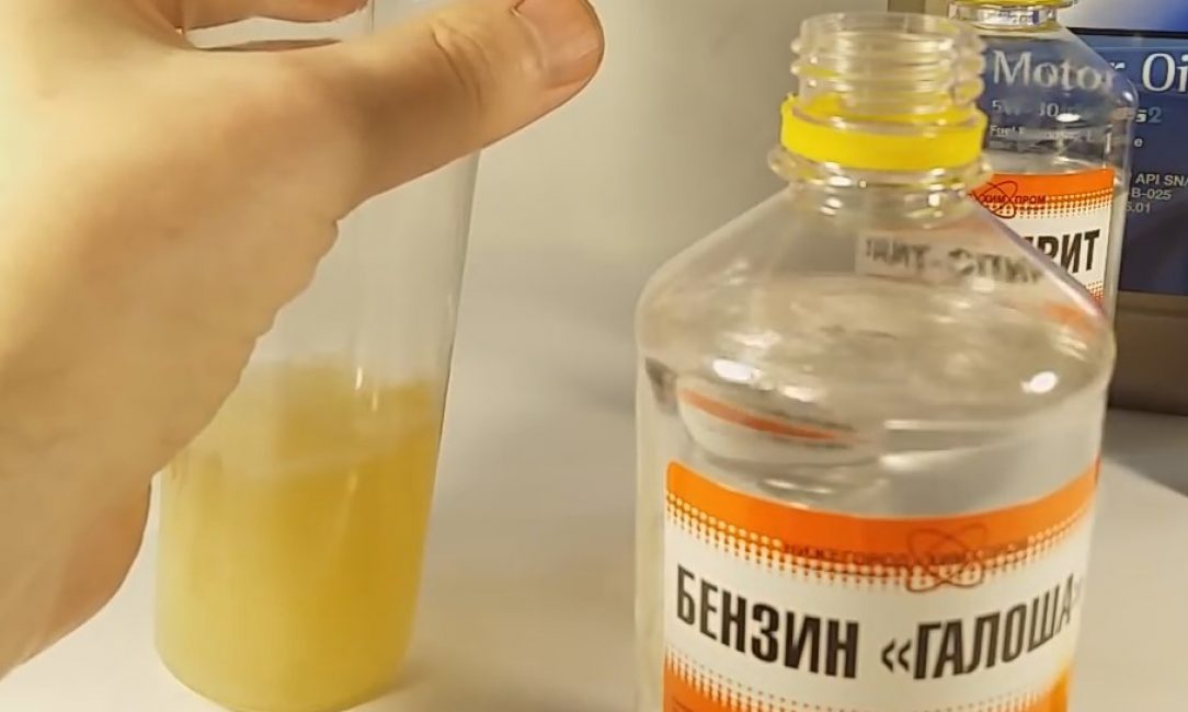 Изсипете бензин в състава