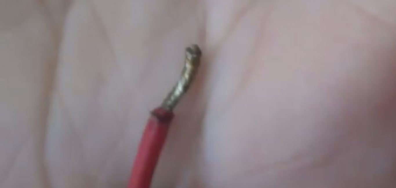 Drát je pocínován a připraven k další manipulaci.