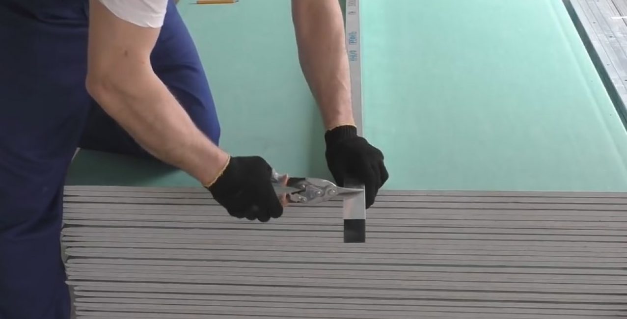 Nůžky odvádějí dobrou práci s kovovým profilem pro GVL