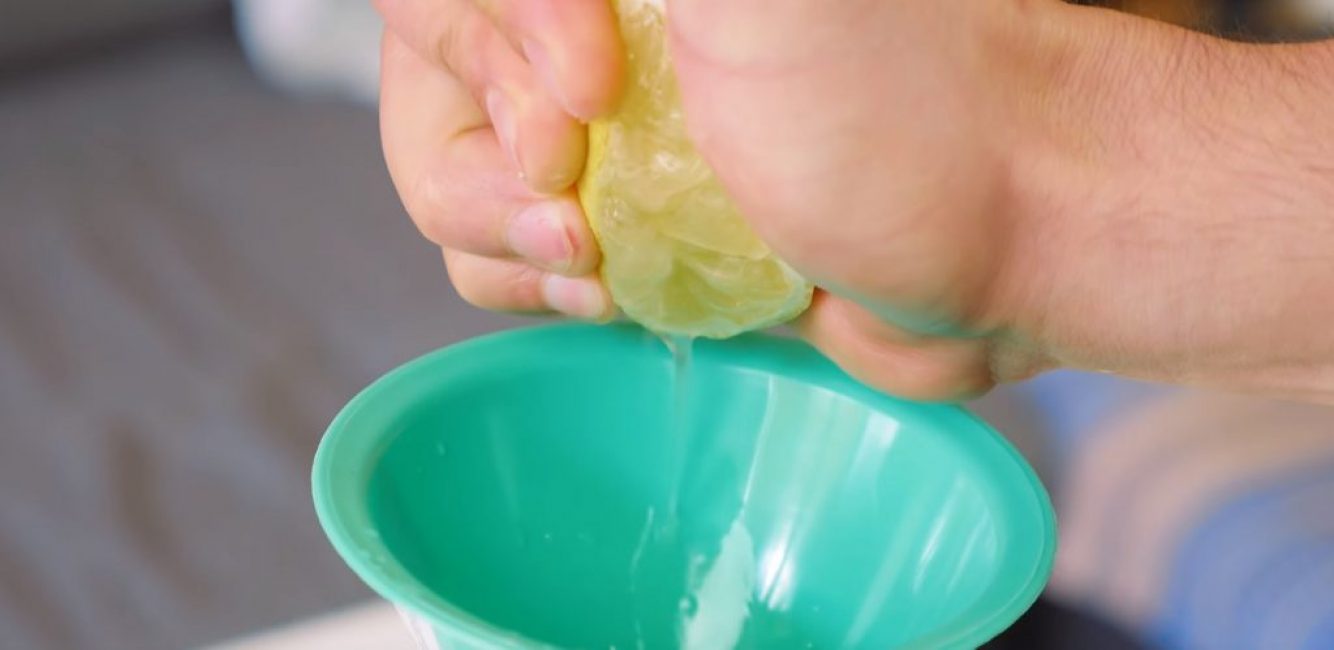 Půlky citronu vymačkané do velké mísy