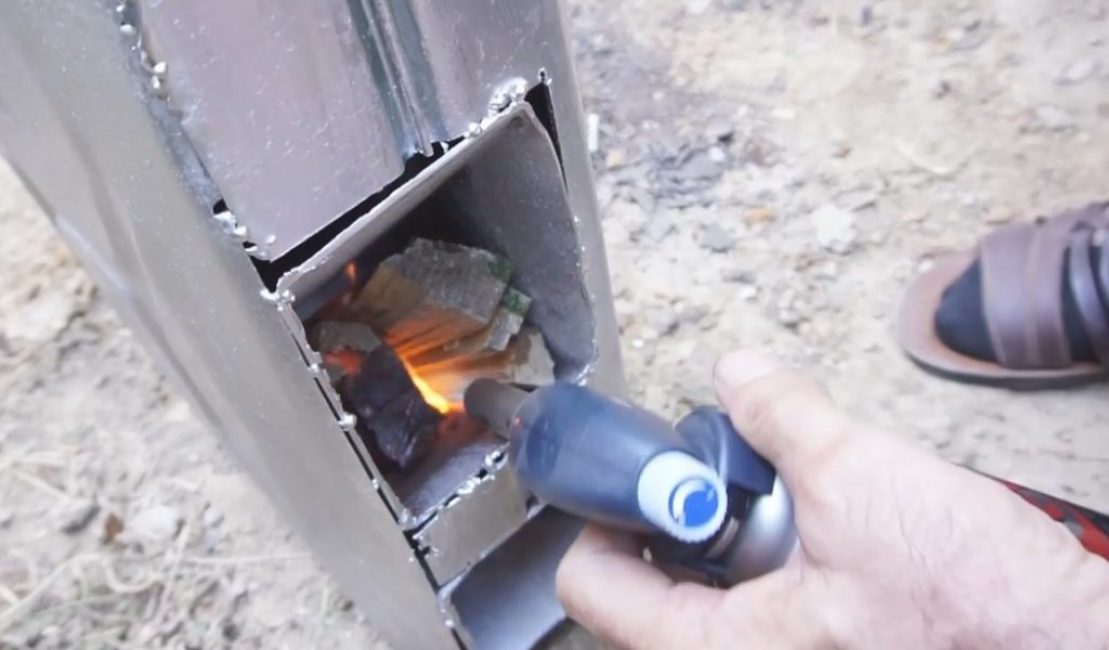 Naložil topeniště třískami a rozdělal oheň