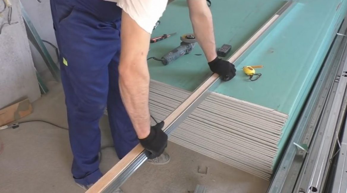 Pro vyztužení je uvnitř profilu vložen dřevěný blok.