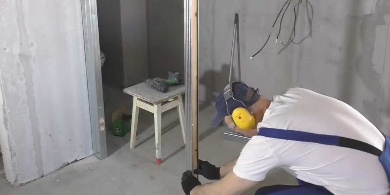 Instalace druhého sloupku zárubně dveří