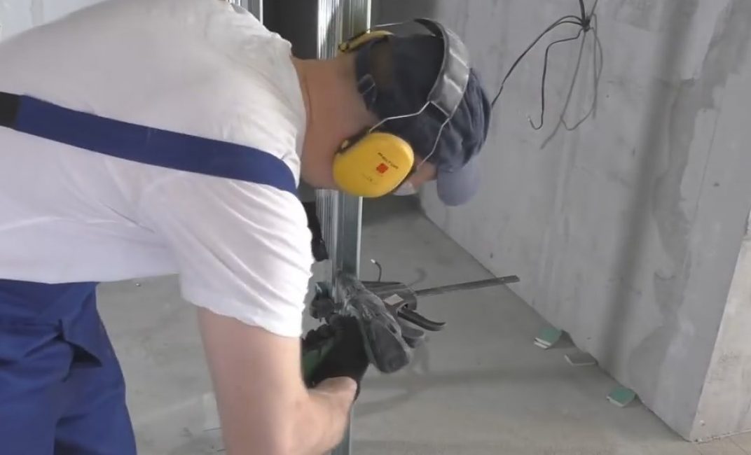 Instalace druhého profilu pro regál a upevnění obou profilů k sobě na lisovací podložce