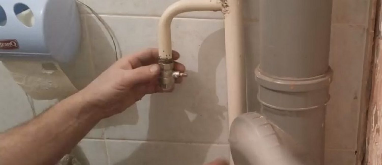 Úplně odšroubujeme poté, co se ujistíme, že je vše připraveno k dalším akcím.