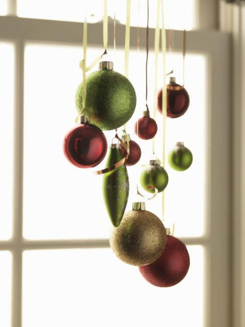 Küçük bir Noel topları grubu bir pencere askısı olabilir.