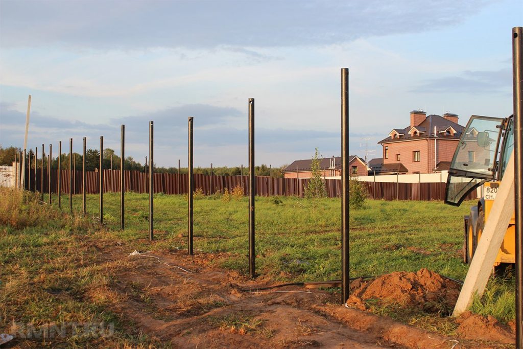 Как да инсталирате стълб за ограда от векове