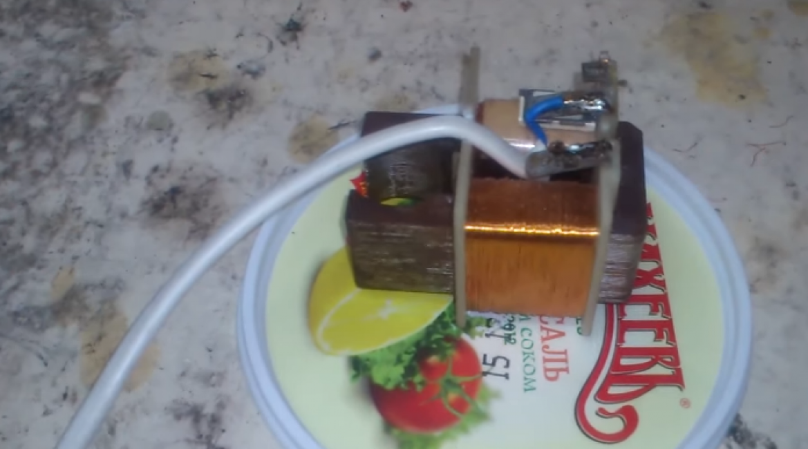 İlk adım, bobini pompanın kendisinden ayırmaktır. Bunu yapmak oldukça kolaydır.