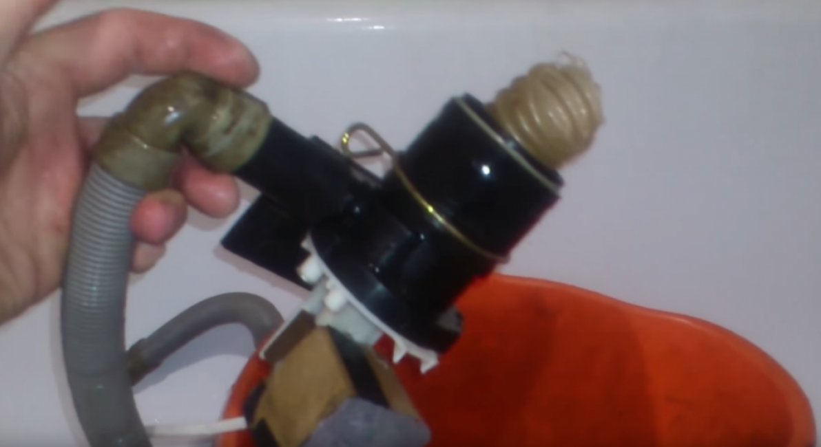 İşte böyle basit bir cihaz, kovadaki tüm suyu sadece birkaç saniye içinde pompaladı. Aynı cihazı yapmak istiyorsanız, uyanık ve dikkatli olun. 220 watt'lık bir voltajla uğraştığınızı unutmayın.