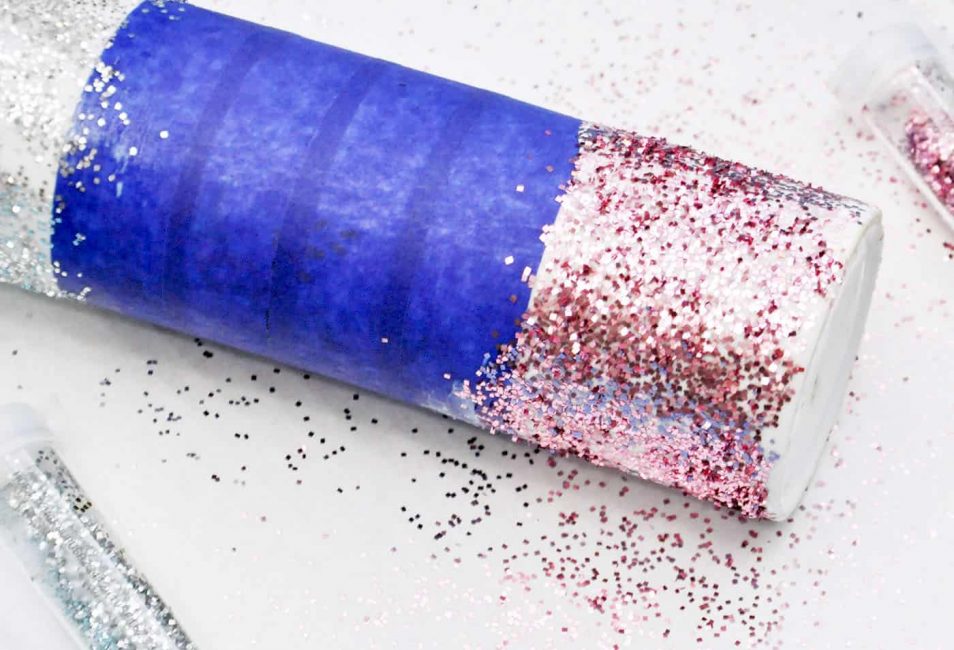 Puede pegar más rayas y usar más colores de lentejuelas.