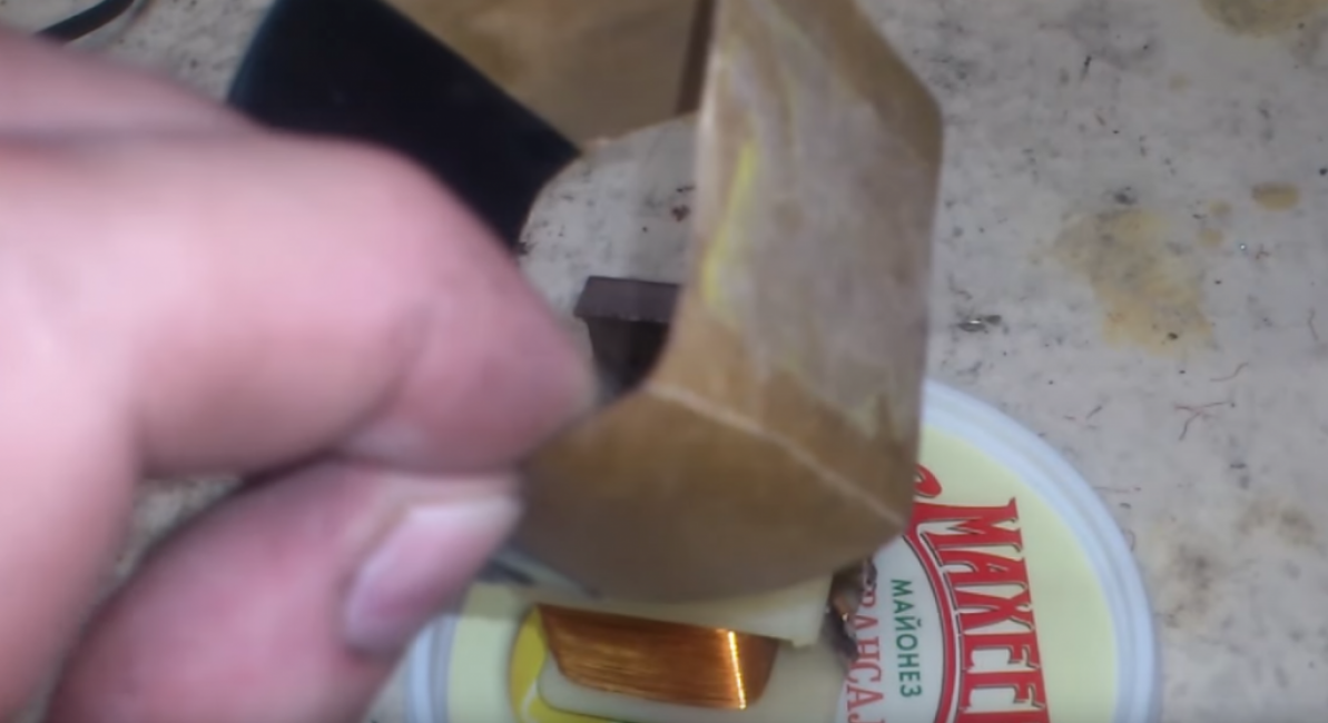 Karton veya kağıttan kutular yapıyoruz. İçine dolgu macunu görevi görecek epoksi reçine dökeceksiniz.