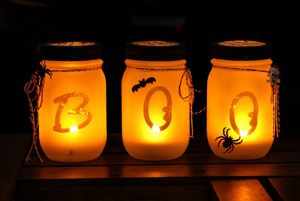 També podeu decorar pots a l'estil de Halloween per obtenir un efecte d'il·luminació fosc.