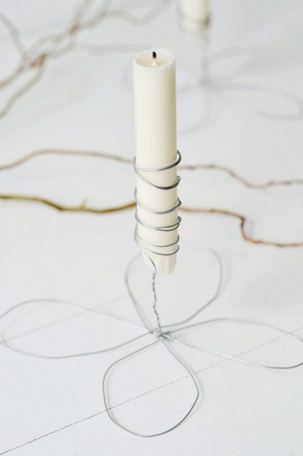 Fins i tot un simple cable de plata posarà l'accent en l'excel·lent gust del propietari de l'apartament.