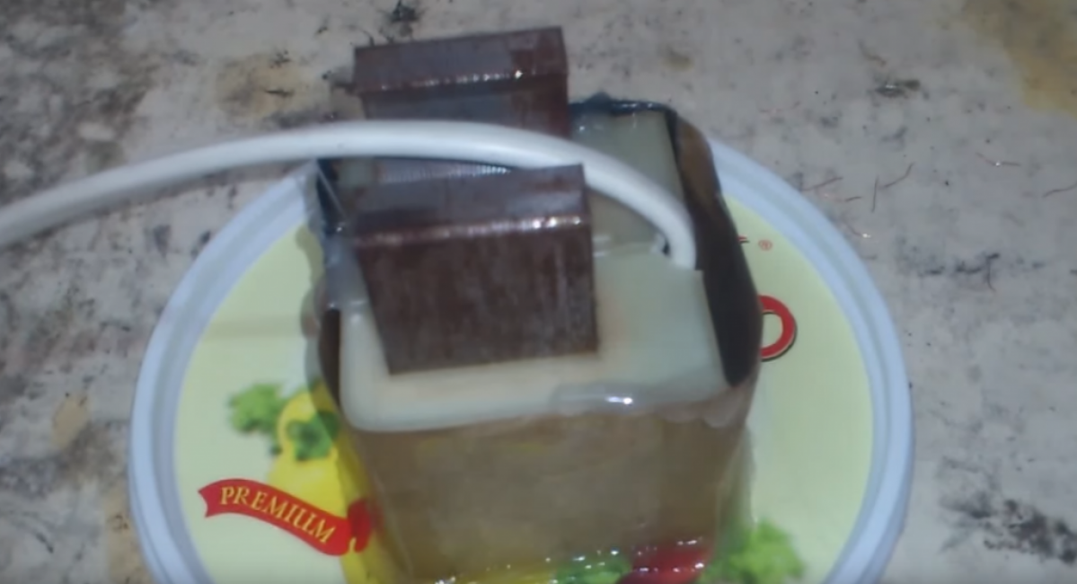 Kutuyu epoksi ile doldurun. Çıkarmayı kolaylaştırmak için alt tabaka olarak bir yüzey kullanıyoruz. Plastik bir kapak harika çalışıyor.