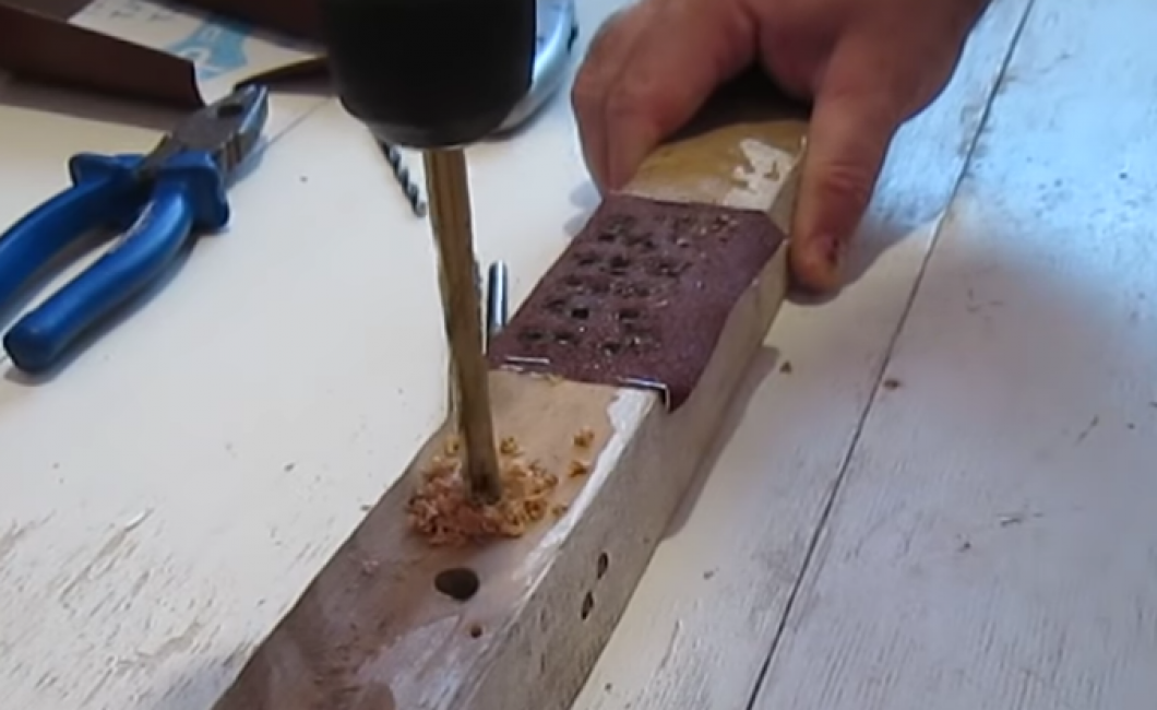 Most a fatömb szabad részén ellenőrizze a fúró élességét úgy, hogy lyukat készít a fán.