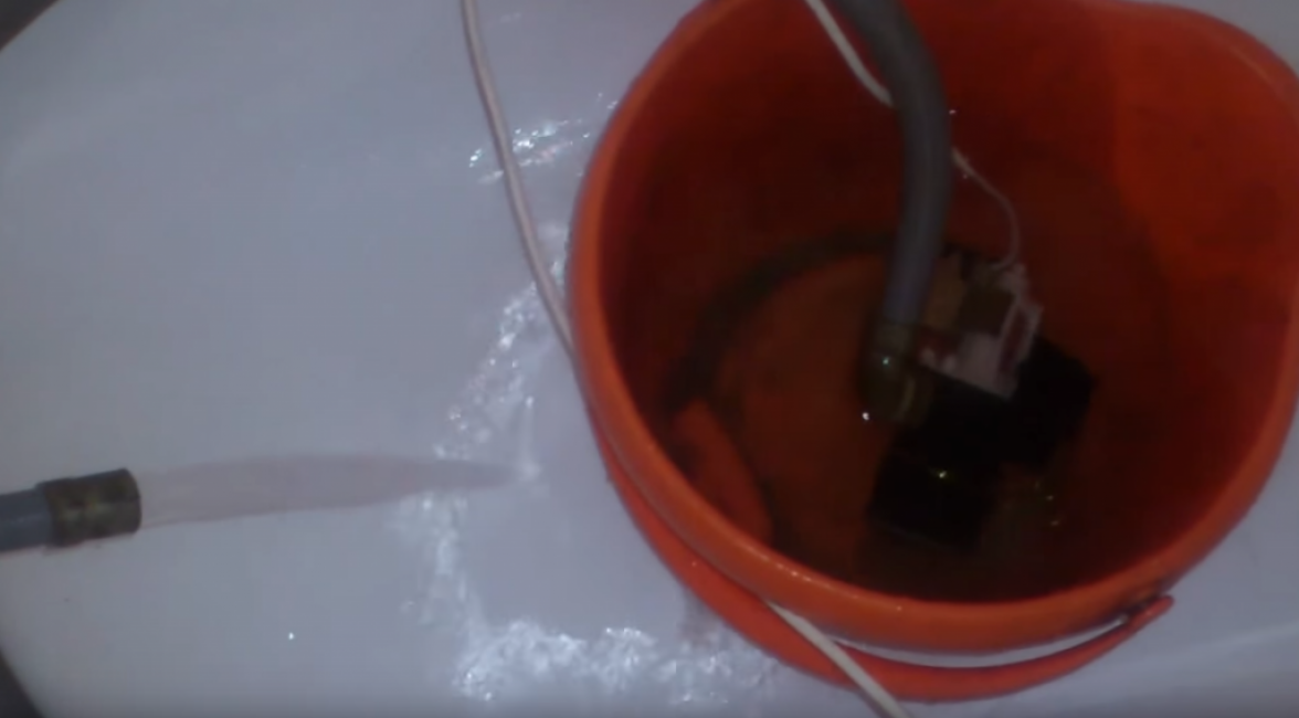 Pompayı test etme zamanı. Bunu yapmak için bir kova su alın ve içine daldırın.