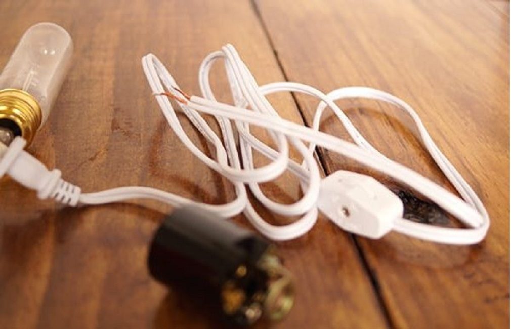 Cuando se pintan las botellas, se les insertan cartuchos con cables y luego se conectan a una toma de corriente para verificar su funcionalidad.