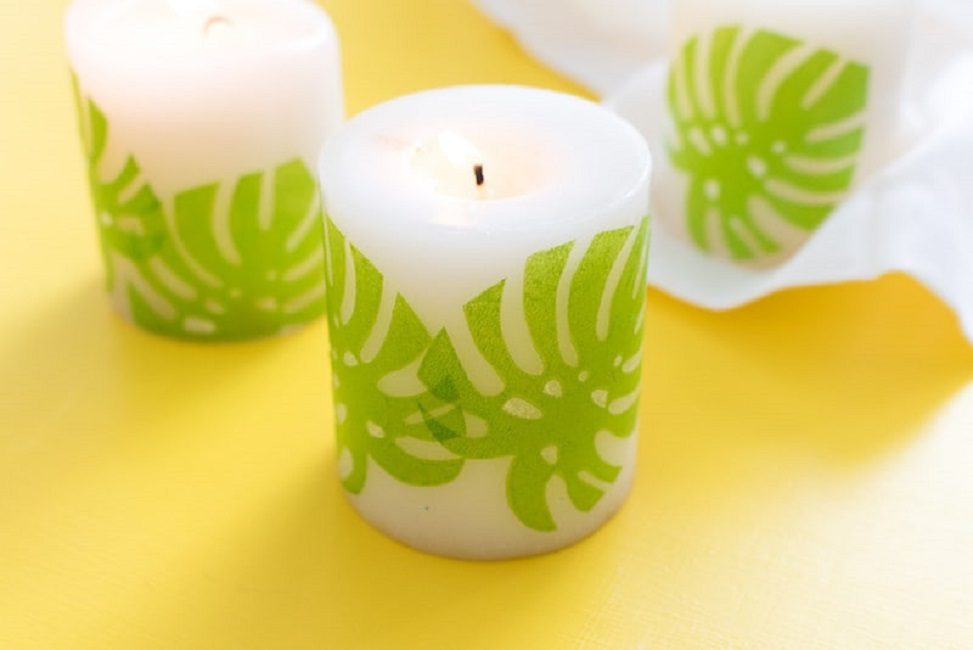 Hermosos portavelas de estilo tropical se pueden utilizar para cenas románticas.