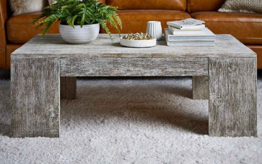 En una mesa de café en estilo rústico, puede servir café o puede almacenar artículos de decoración