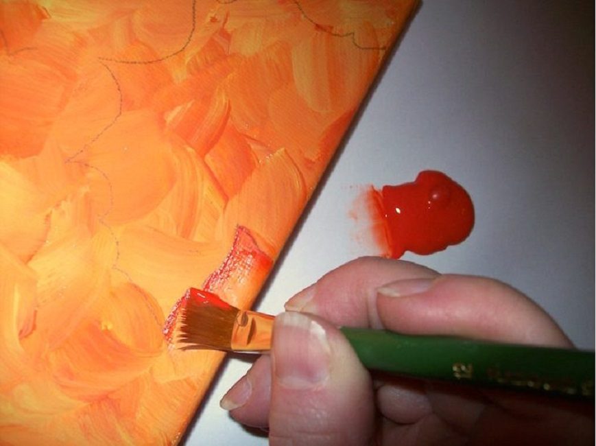 Puede pintar el lienzo con un pincel plano, de esta manera el color se establece de manera más uniforme