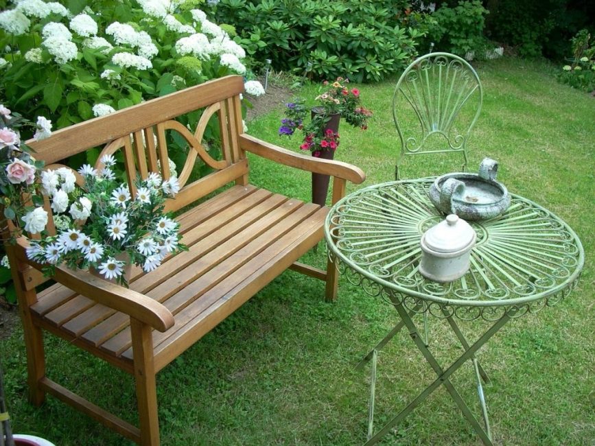 Banco y mesa de té calada.