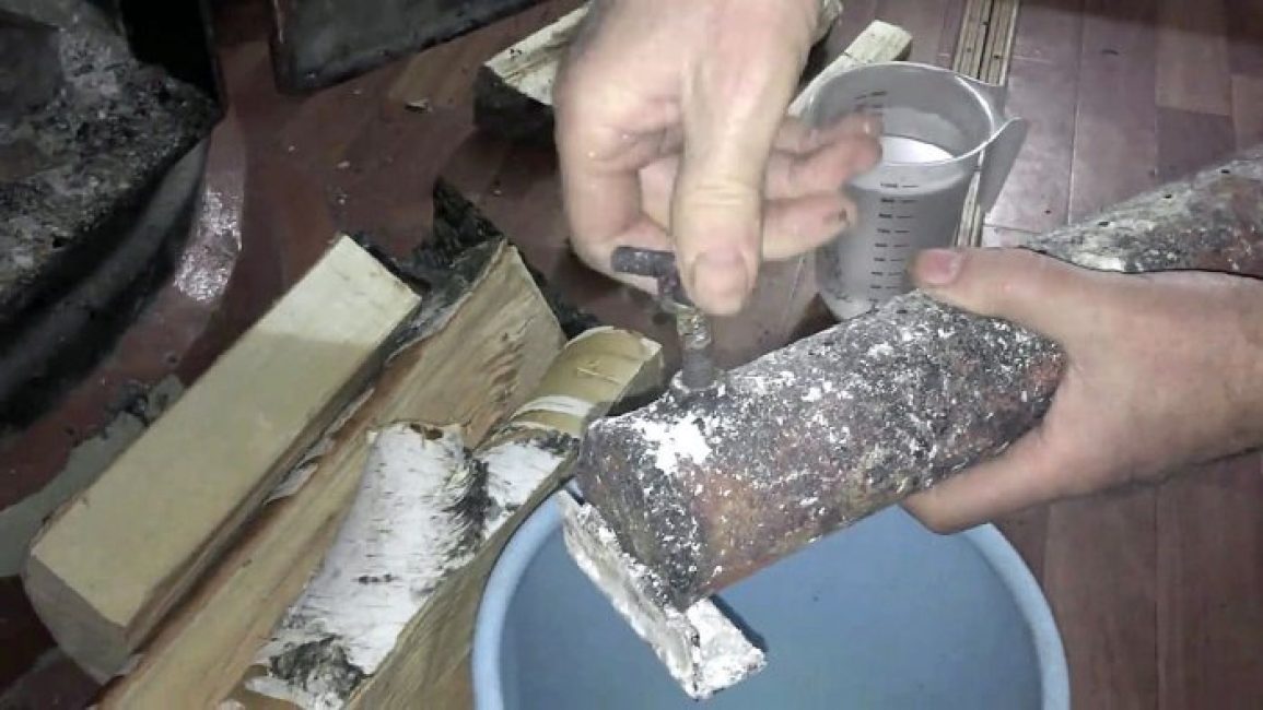 Most a kész rönk használható. Ehhez csavarja le a fedelet, és töltse fel a rönköt vízzel. Ha azt szeretné, hogy a folyamat a lehető leggyorsabban elinduljon, öntsön forrásban lévő vizet a rönkbe.