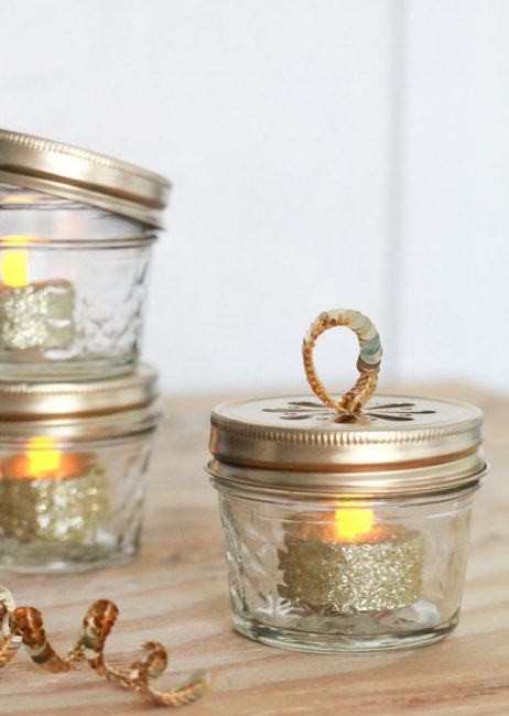 https://www.countryliving.com/diy-crafts/how-to/g1070/easy-to-make-christmas-ornament-crafts/?slide=35 Tämä video näyttää kuinka tehdä joulukuusia kanelitangoista ja tilkkukankaat. Kaunis ja tuoksuva!