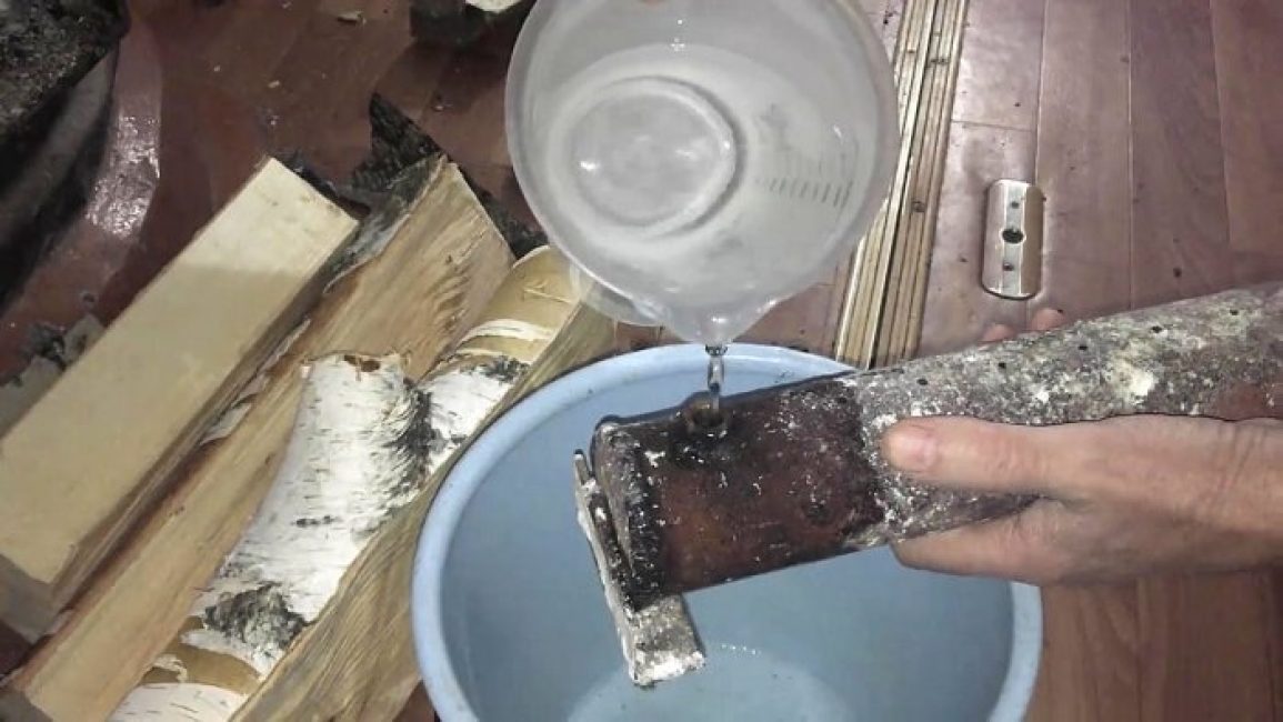 Óvatosan öntsön forrásban lévő vizet, hogy ne égesse meg a kezét. Ehhez egy kifolyóval ellátott öntözőkanna alkalmas.