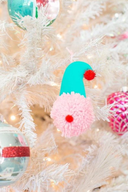 Tonttu ja joulupukki pom-pomista - yhtä helppoa kuin päärynöiden kuoriminen. Tarvitset suuren pompon ja useita pieniä, pahvia, liimaa. Pahvista leikataan improvisoitu korkki, kaikki valmiin tuotteen yksityiskohdat ja koristelu on yhdistetty.