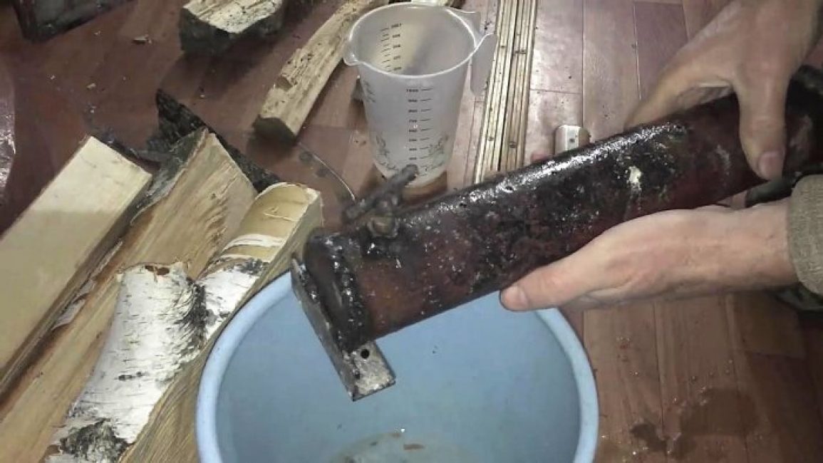 Amikor az örökrönk megtelik vízzel, csavarral húzza meg a nyakát.