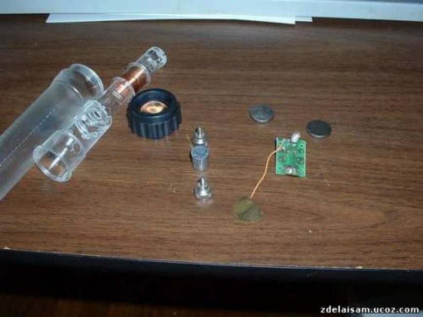 Si estudieu la llanterna amb més detall, podreu veure les seves parts: un solenoide, un imant cilíndric, limitadors, una petita placa amb díodes, un interruptor, piles i un LED situat a la placa.