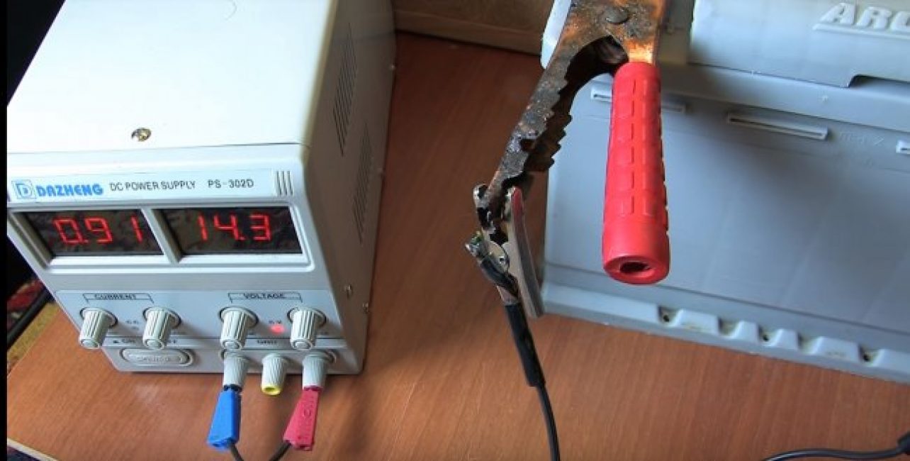 Cargue la batería al máximo, hasta 14,4 V.
