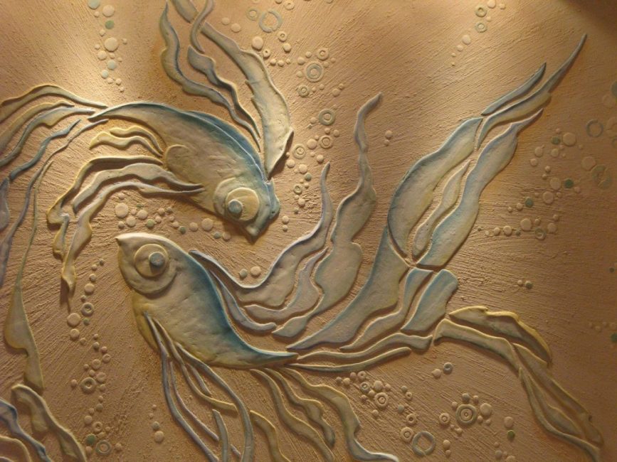 Målad basrelief
