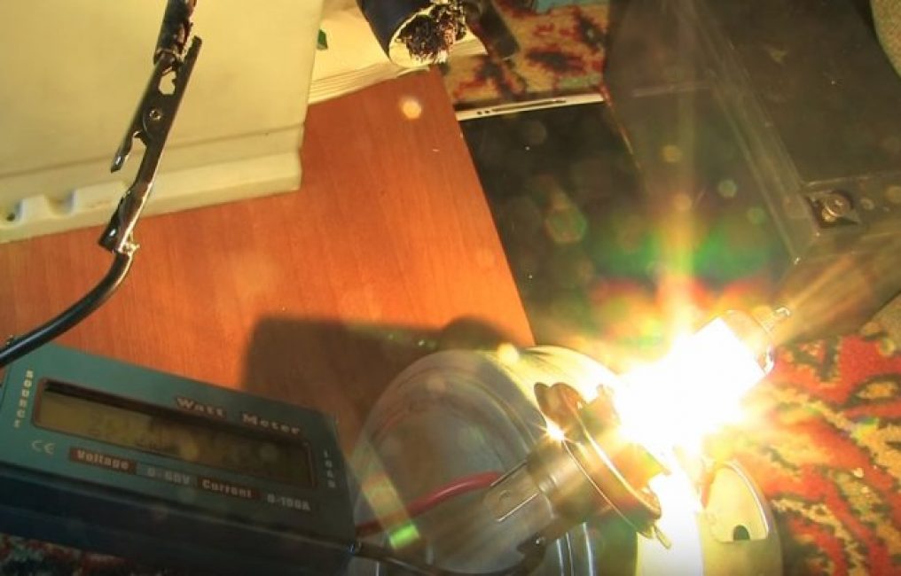 Usando cualquier bombilla adecuada, por ejemplo, una halógena, descargue la batería a 10,6 V. Mida el voltaje bajo la misma carga.