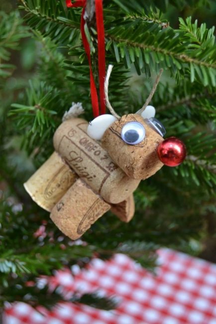 Poro Rudolph 2,5 viinikorkista on helppo valmistaa. Sisustukseen - kaikki, mikä on käsillä, nauhat, helmet, lanka