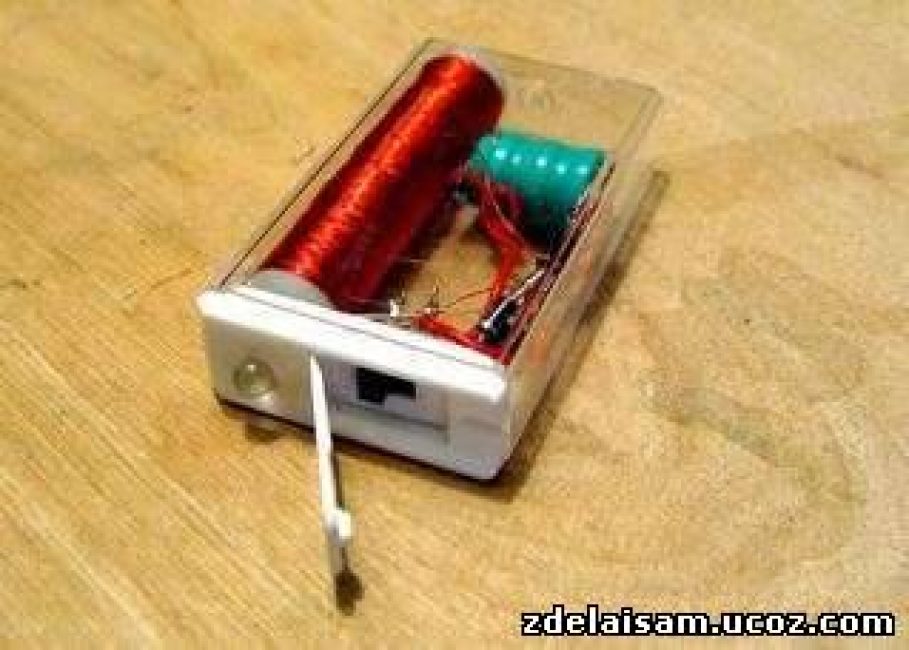 Aquest prototip està fet en una caixa de dragees Tick-tock. La bobina s'enrotlla en un tub, en el paper del qual el cos és del bolígraf més normal. Els imants es van treure del disc dur. Les bateries es van substituir per condensadors. La il·luminació és proporcionada per un LED blanc.