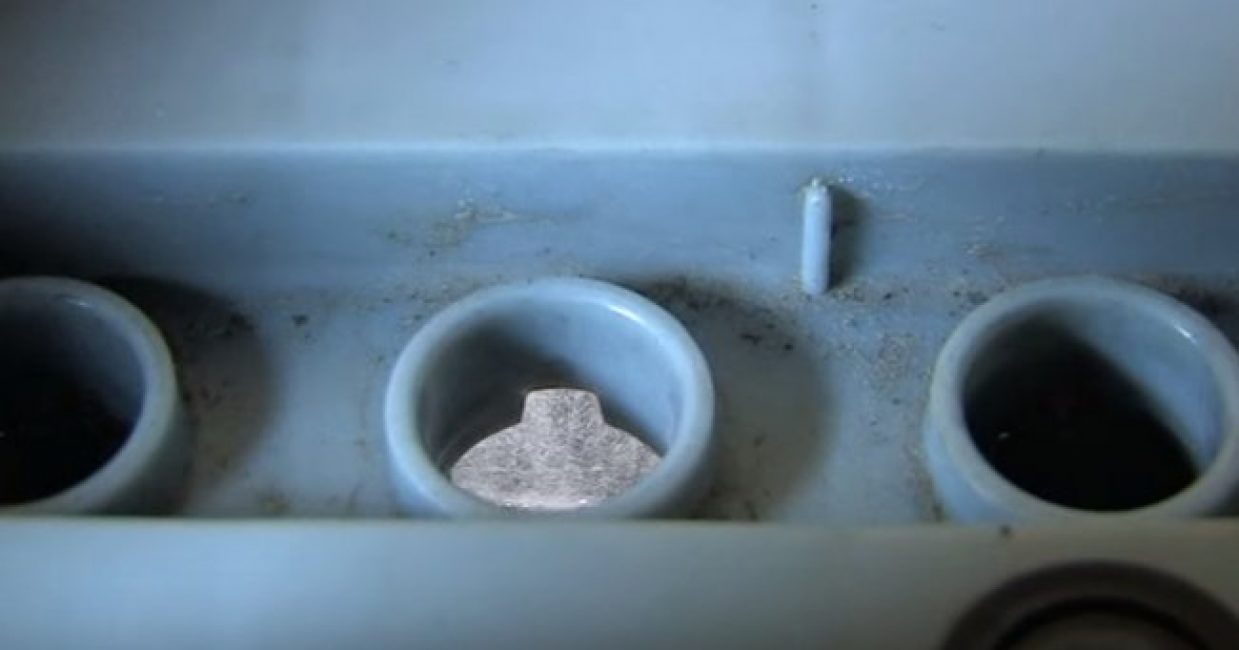 Cargue la batería durante aproximadamente un día para obtener 12-14 voltios. Obtiene una batería cargada, donde la salida es más menos y viceversa.